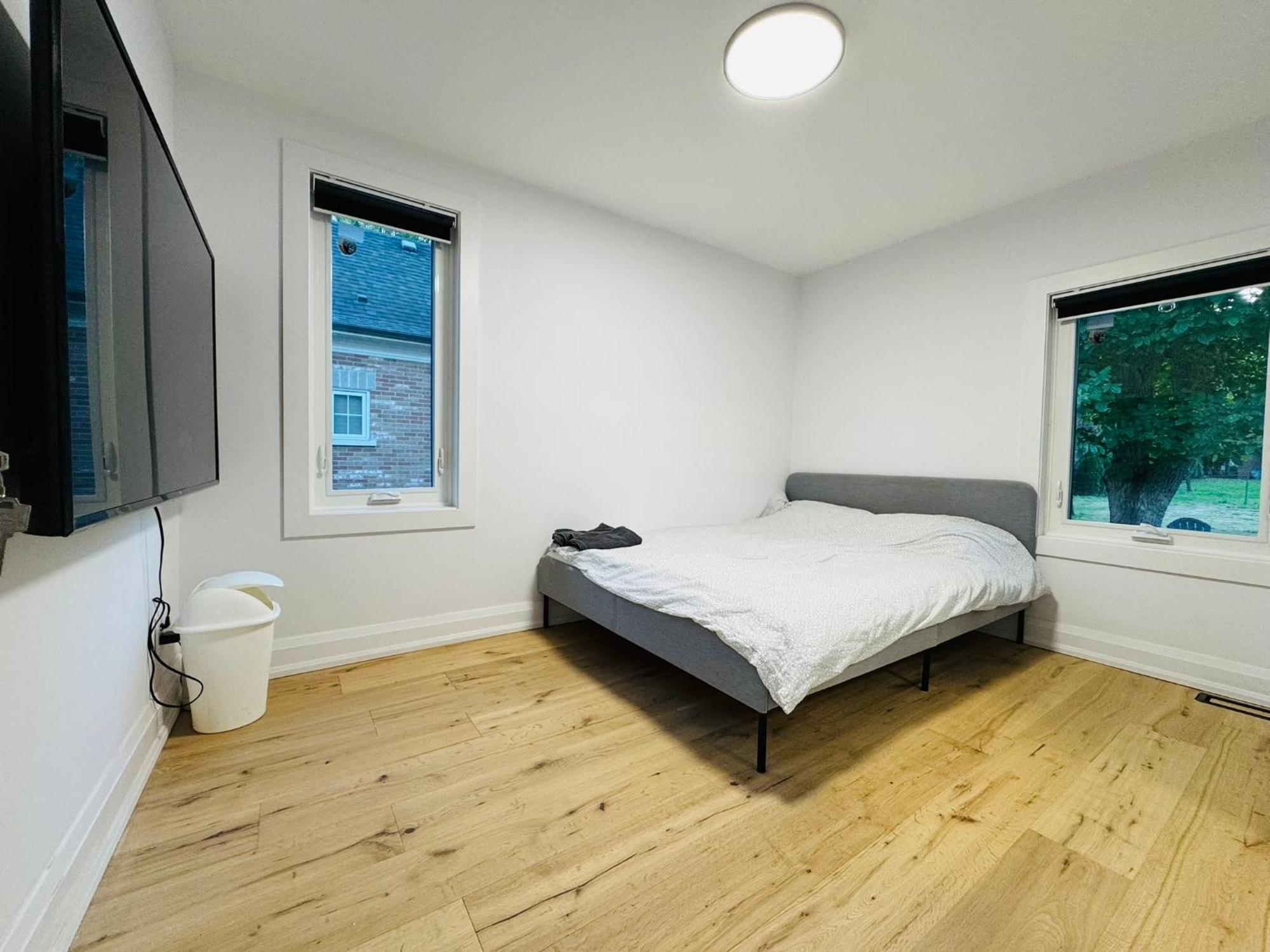Entire Unit Airport Free Pkg Sep Entrance Newreno Apartment Toronto