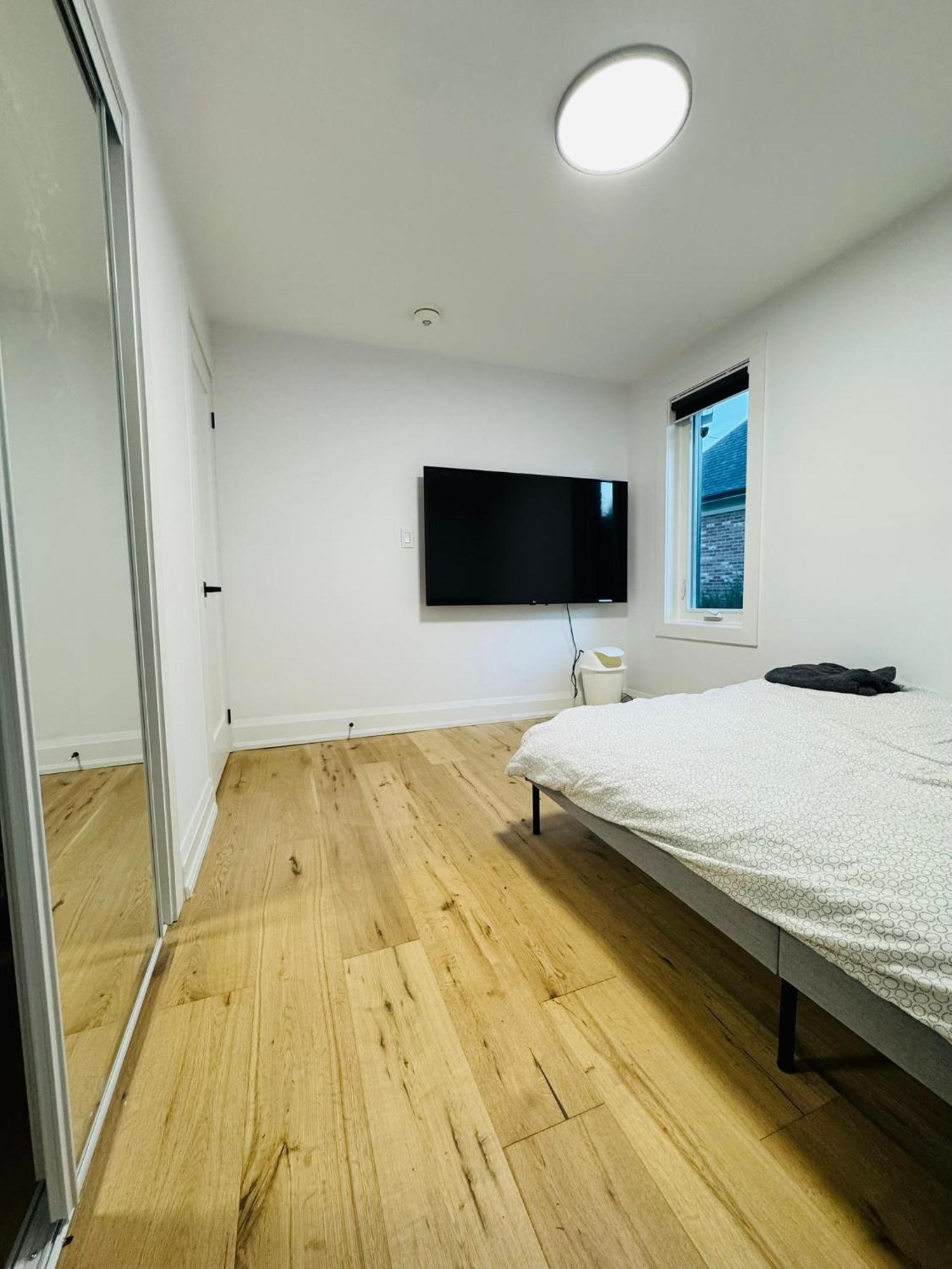 Entire Unit Airport Free Pkg Sep Entrance Newreno Apartment Toronto