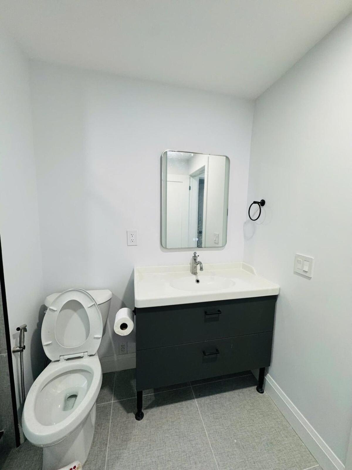 Entire Unit Airport Free Pkg Sep Entrance Newreno Toronto