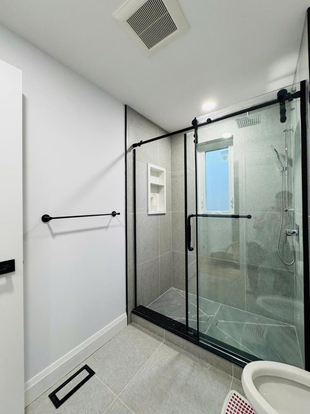 Entire Unit Airport Free Pkg Sep Entrance Newreno Apartment
