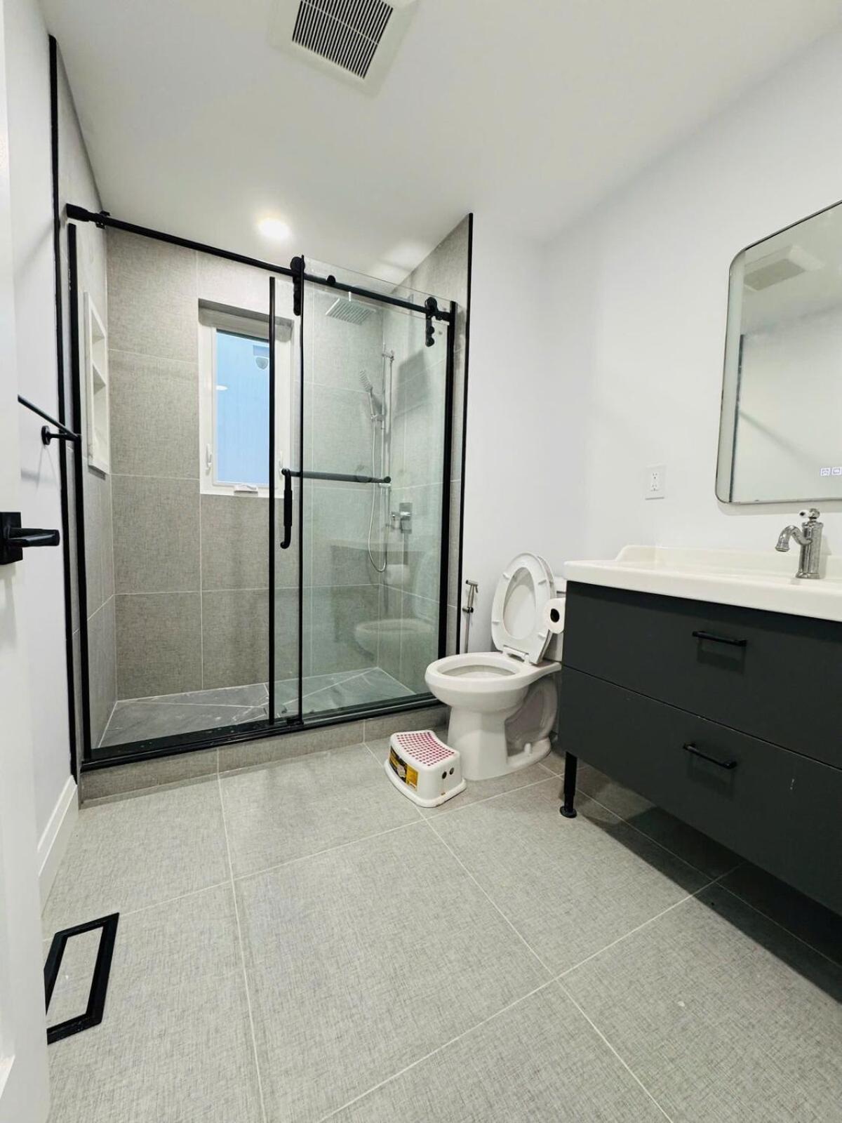 Apartment Entire Unit Airport Free Pkg Sep Entrance Newreno